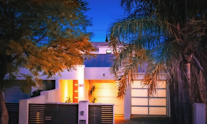 Parkside House | ENTIRE 4 BR 2 Bth-UPMARKET home-PARKSIDE- Brilliant Location close to city