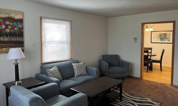 Springfield House | Entire apartment close to downtown - 2 queen beds