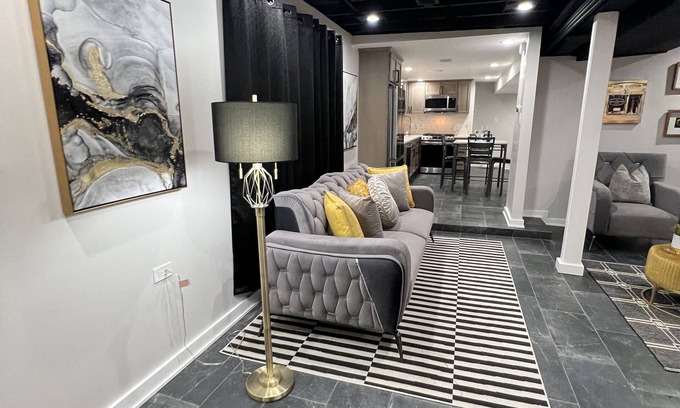 Washington Park Apartment | Entire Apartment in Chicago