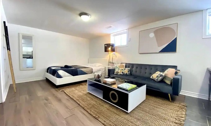 Clairlea House | Entire Basement Apartment 1 Bedroom Free Parkingnn