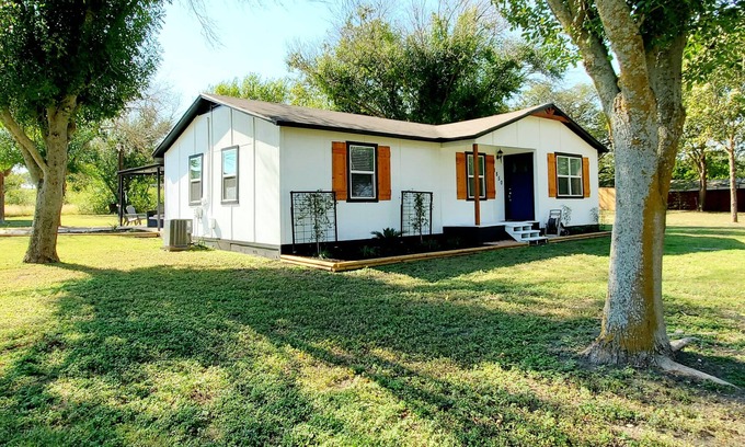 Lorena Other | Entire Cabin on 1 acre *15 miles from Magnolia*