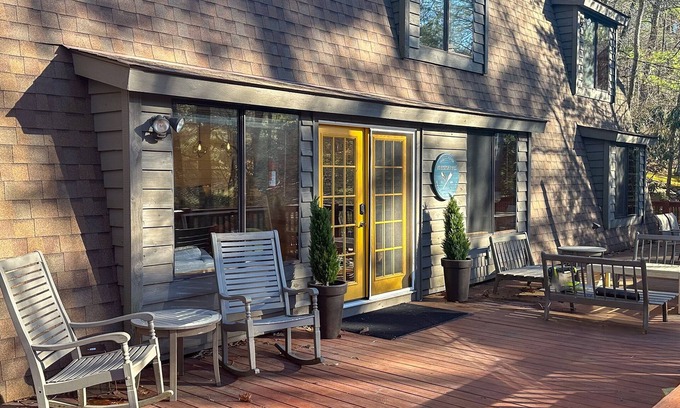 Lake Sequoyah Cabin | Entire cabin on Lake Sequoyah in Highlands.