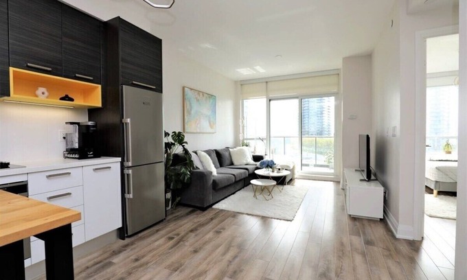 Humber Bay Condo | Entire condo- Sunny Lakeview king bed 550 Mb wifi