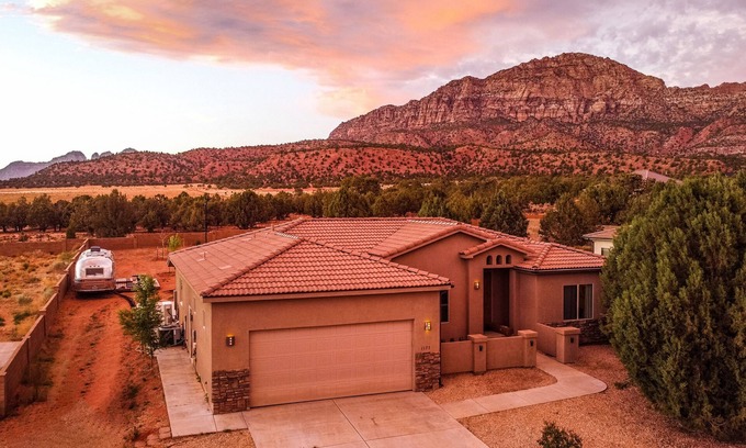 Apple Valley House | Entire Duplex - Sleeps 10 - Mountain View & Sport Court - Close to Zion NP