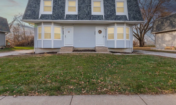 Quad Cities House | Entire Duplex — Sleeps 14 Minutes to Downtown