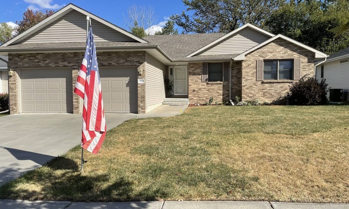 Lincoln House | Entire Elegant Single-Family House in Upscale Neighborhood & Convenient Location