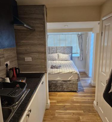 Fifield Apartment | Entire en-suite room in Windsor home with free parking