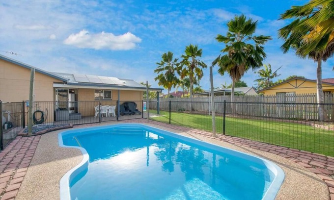 Mount Louisa House | Entire Family Home with private pool