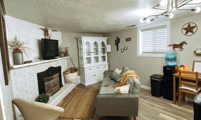 Roy House | Entire Guest Suite Near The Mountains