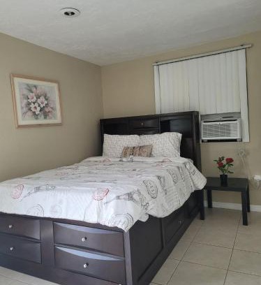 Southgate House | Entire Guesthouse 5 mins to Siesta Key & downtown
