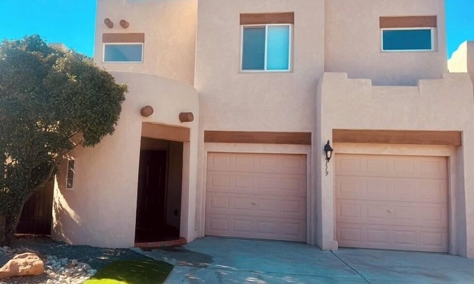 Westside House | Entire Home+Centrally Located+Near HWY+HotTub+FREE WIFI+Pet Friendly+Putt Putt