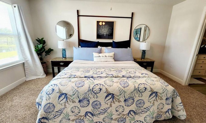 Thomas Drive House | ENTIRE HOME- Gorgeous 3br Townhome Pool, Grill, WD, 2 FREE drive up spaces Sleeps 6 Close to everything PCB! Free WiFi