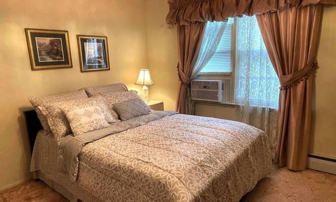 Cheektowaga House | Entire Home in Buffalo - 6 Guests 3 Bedroom 1 Bath - Convenient Location - 25min to Niagara Falls