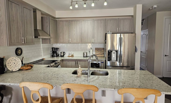 Kemptville House | Entire Home in Kemptville ! Modern Home and Great Location; 3 bedrooms