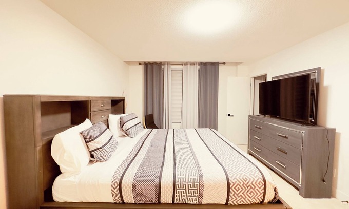Southwest Edmonton House | Entire Home in Southwest Edmonton