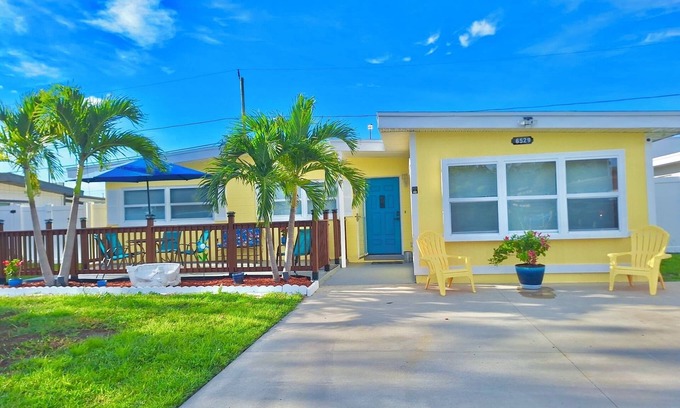 West Lealman House | Entire Home in St. Petersburg, FL - 3 Bedroom 1 Bath - 2 Patios - Free Parking