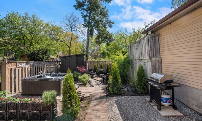 Upper Beaches House | Entire Home, Newly Renovated, Sleeps 6, Upper Beaches with Hot Tub and Parking