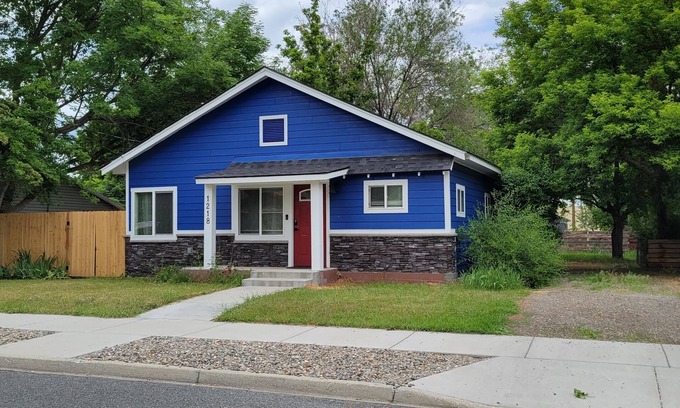 Baker City House | Entire Home w/large back yard- Telecommute Hi Speed Wi-Fi