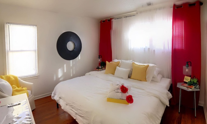 Madison Heights House | Entire Home 👑 🛌 Xfinity TV WIFI Free WasherDryer