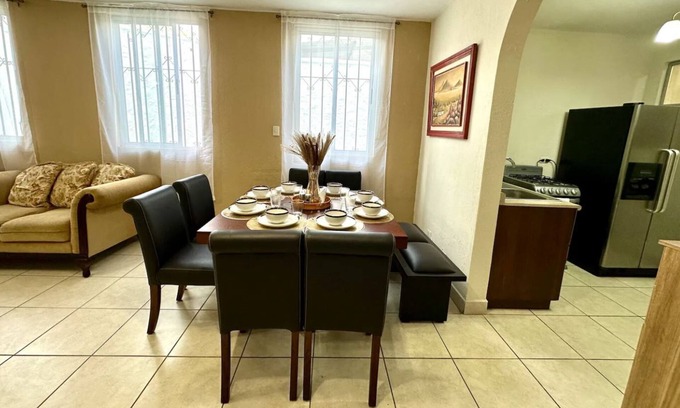 Zona 11 House | *Entire house/5 rooms/6 beds/2.5 bathrooms/2 garages
