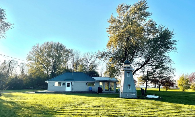 Fort Erie Cottage | Entire house cottage with view of the Niagara River.