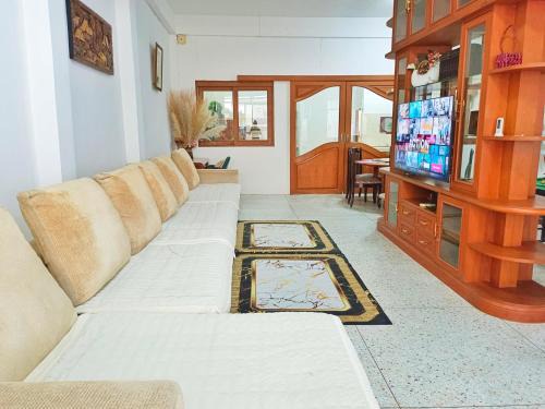 Phra Khanong House | Entire House for 16 people - Walking Distance from BTS Onnut