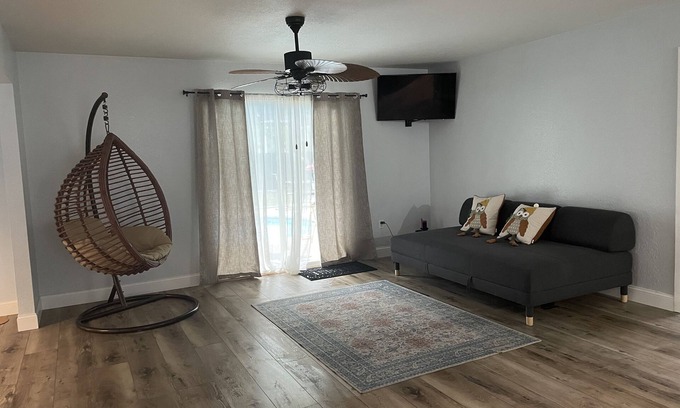 Spring Hill House | Entire house near Weeki Wachee Spring!