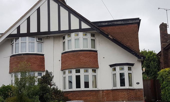 Gravesend House | Entire house sleeping up to 8 people