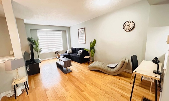 Brampton House | Entire house sleeps upto 12guest+ with parking clean,stylish pet/family friendly