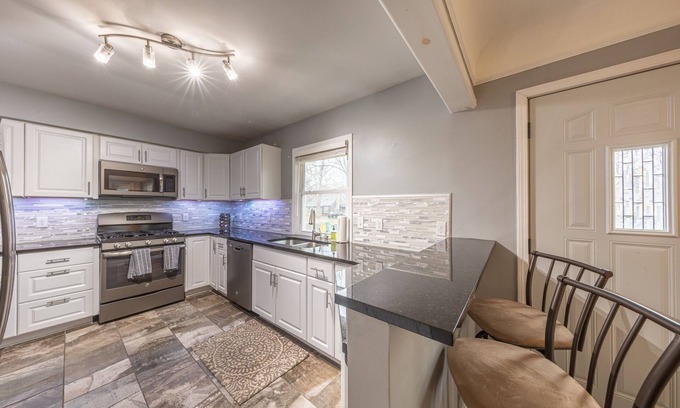 Richfield House | Entire House:Updated Urban Haven