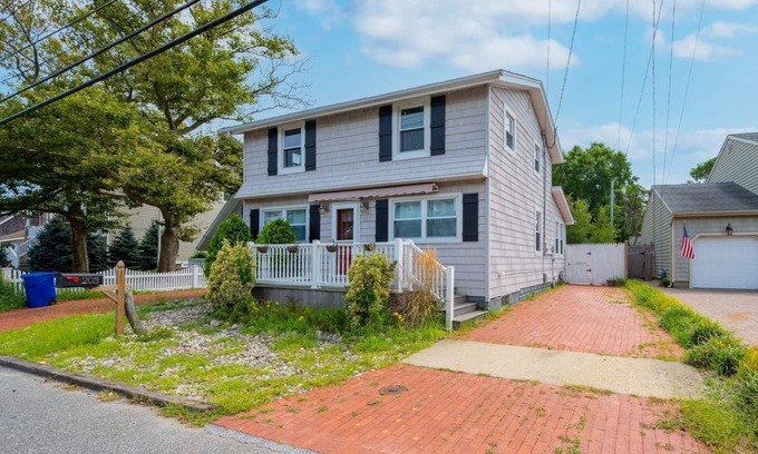 Avon House | Entire House w private yard/stone fire pit in Bay Head beach