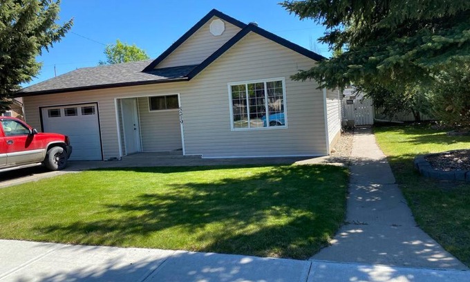 Taber House | entire house with a huge backyard (king size bed)