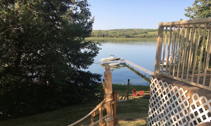 Torrington House | Entire Lakefront Family Cottage on Pine Lake