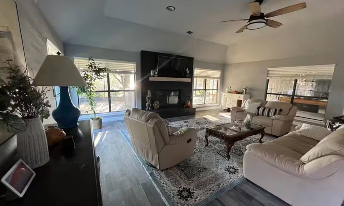 Granbury House | Entire Lakeside Patio Paradise 8bds 4bath Sleeps12