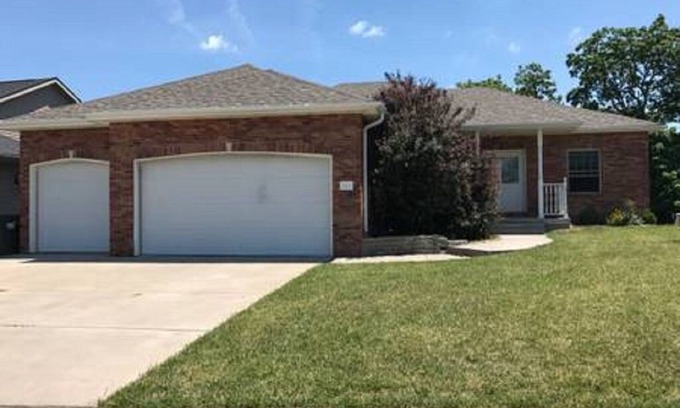 Lincoln House | Entire Luxury Single-Family Home in Upscale Neighborhood & Convenient Location