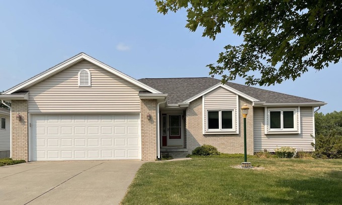 Lincoln House | Entire Premier Single House by 27th St & Pine Lake Rd, 14 Minutes to Downtown