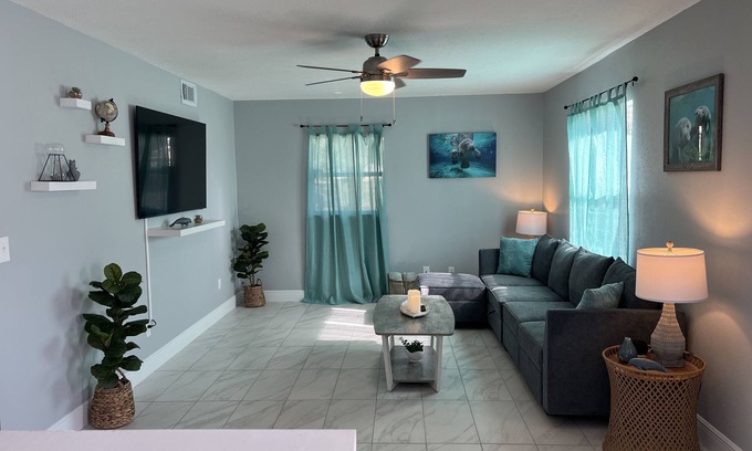 Crystal River House | Entire residence 2-2, 🔥 pit, ping pong table, games, fenced backyard, 🐶