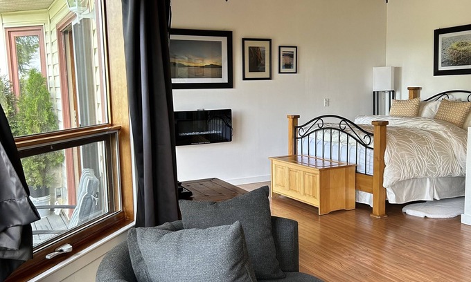 Salt Spring Island House | Entire Suite, Ocean, mountain view, hot tub, next to Mountain Maxwell park.