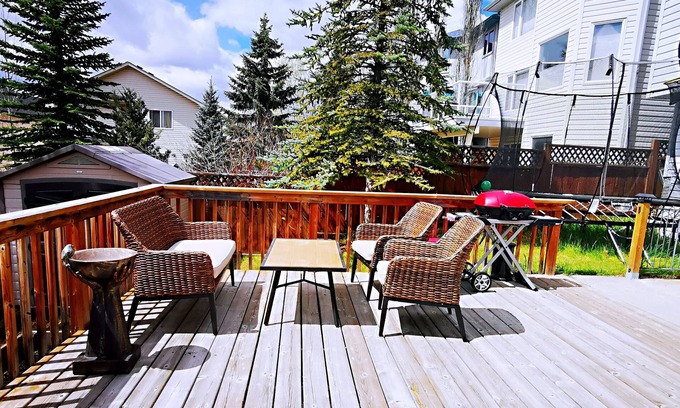 Tuscany House | Entire Suite, Mountain View, easy access to Banff Canmore