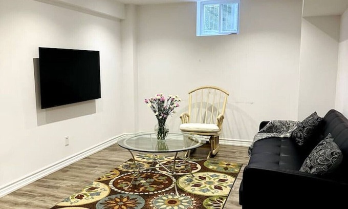 Richmond Hill Apartment | Entire two bedroom apartment in Richmond hill