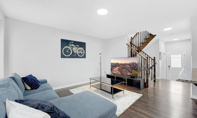Kitchener House | Entire Two Storey+4 Bed+Ping-Pong+65" TV+Enclosed Backyard