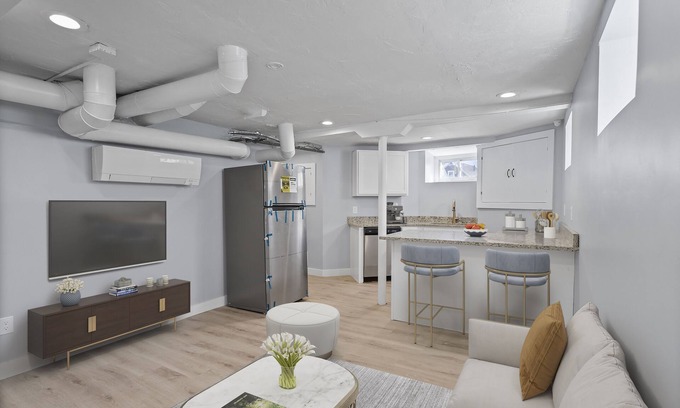 Lynn Apartment | (ENTIRE UNIT)Swampscott Apt, Lots Of Natural Light, 20 mins To Swampscott Beach