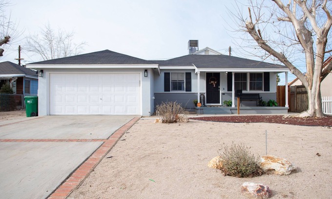 Palmdale House | ✰EntireHome✰SelfCheck-In✰W/D✰100MbsWifi✰A/C✰Yard