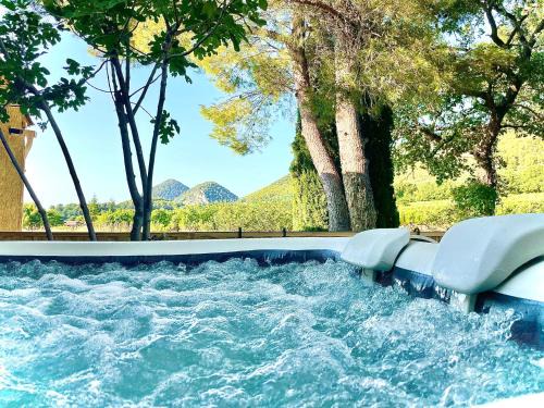 Sablet Apartment | Entre vignes et horizon Appartement avec jacuzzi privatif et piscine commune chauffée
