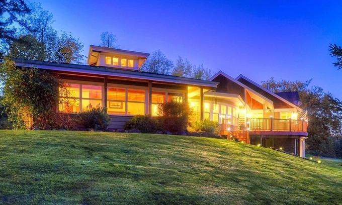 Tacoma House | Enumclaw Estate, Scenic Views! Sleeps12,HotTub, 1hr frm Mt Rainier & Crystal Mt