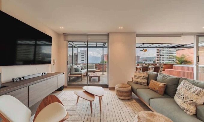 Los Naranjos Apartment | EP| Bright Apt W/AC, Workspace, Jacuzzi