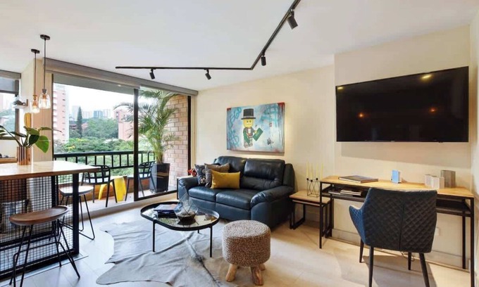 La Florida Apartment | |EP| Modern Provenza Apt w/Balcony, Stylish Design