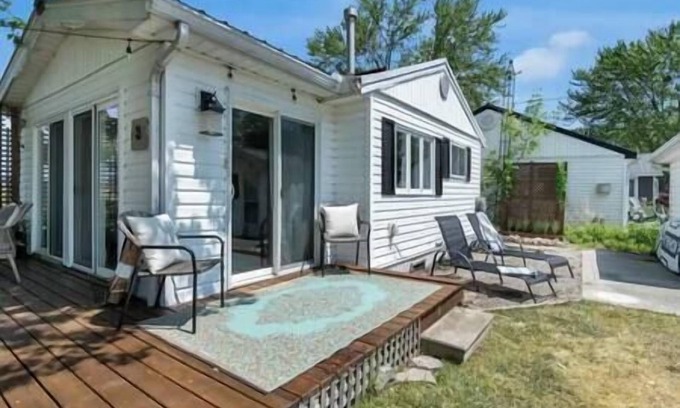 Selkirk House | Erie Cove with Sauna (sleeps 7)