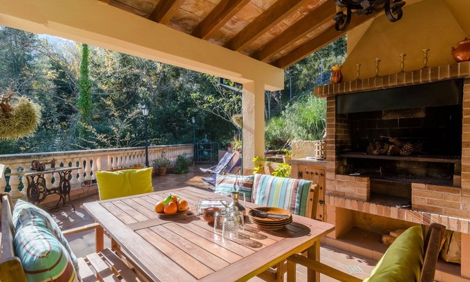 Lluc House | ES VINT I NOU - Beautiful house with great terrace amidst the mountains.