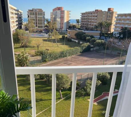 La Pineda Apartment | Escapada Romántica con Vistas al Mar Piscina